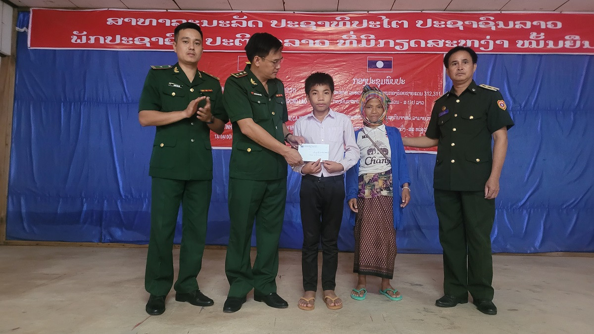 Ảnh 2: Đồn Biên phòng Cửa khẩu Quốc tế Cha Lo trao quà thăm hỏi, động viên gia đình cháu Phu Văn, học sinh lớp 6, Trường THCS Lằng Khằng (Lào).