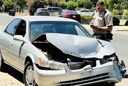 Hậu quả nặng nề cho Toyota Camry khi va chạm với bán tải điện Tesla Cybertruck