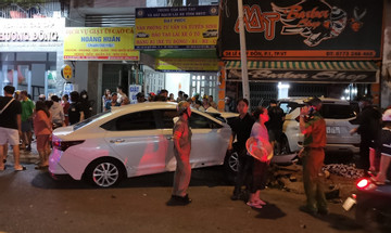 Ô tô con tông nhiều xe máy dừng đèn đỏ ở Vũng Tàu, 2 người phụ nữ tử vong