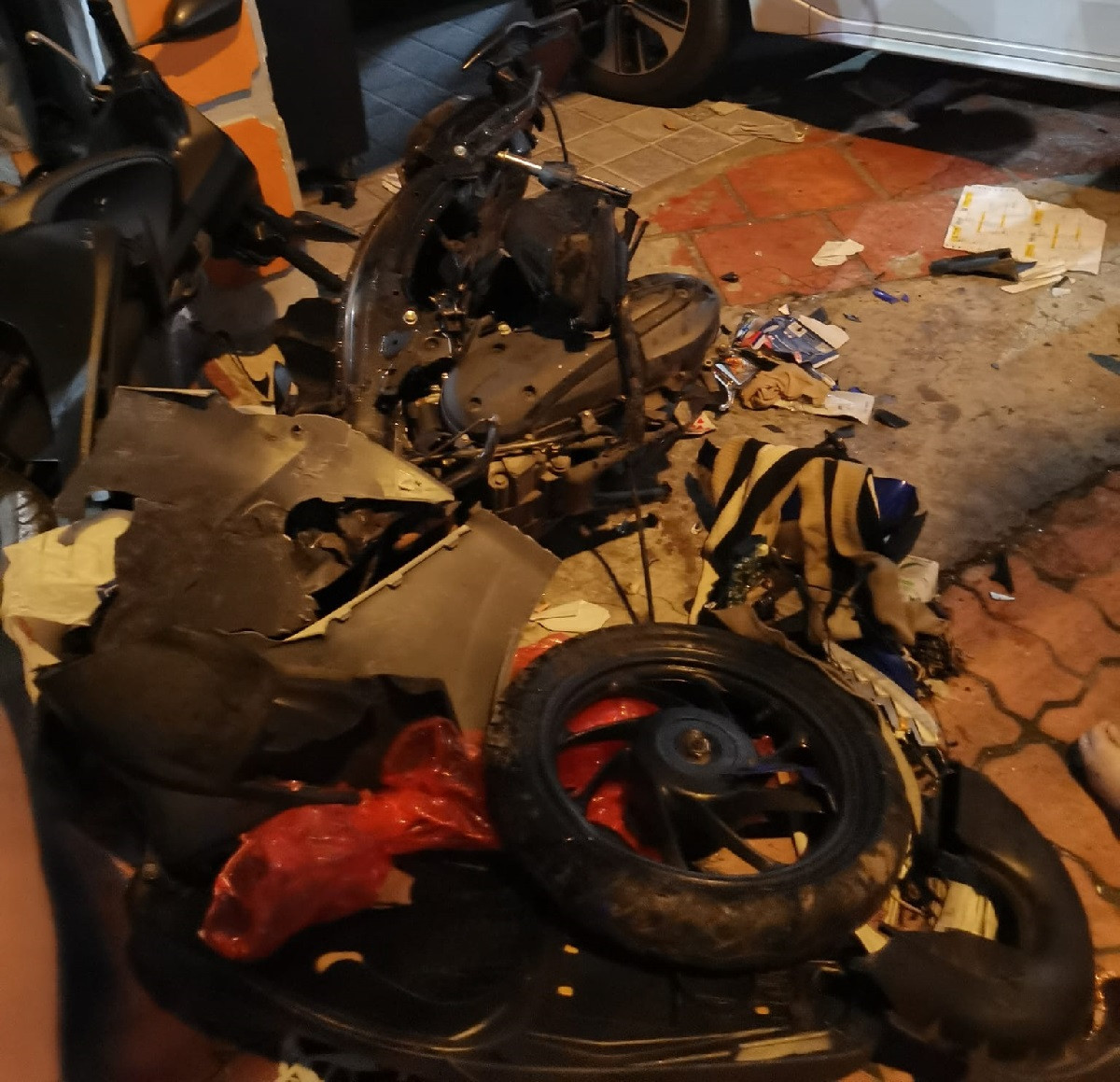 Ô tô con tông nhiều xe máy dừng đèn đỏ ở Vũng Tàu, 2 người tử vong 3.jpg