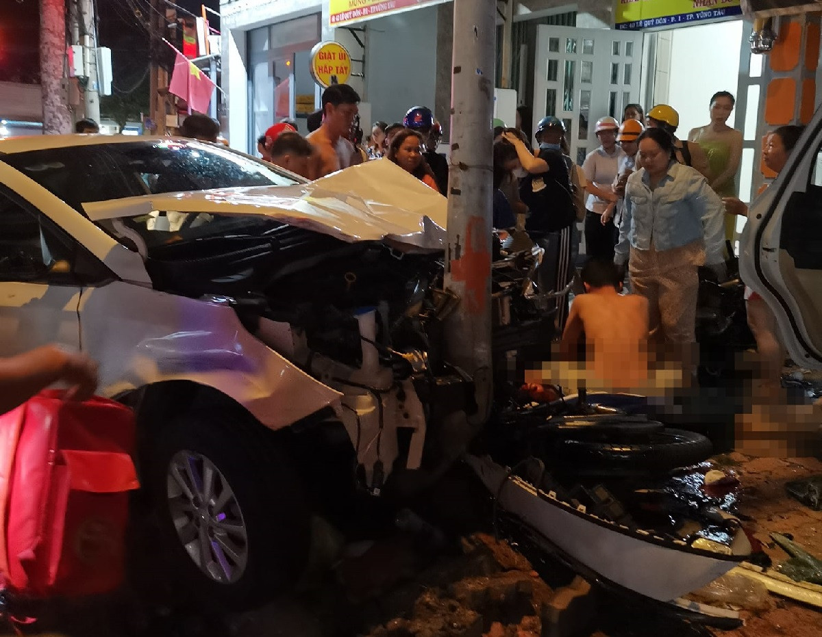 Ô tô con tông nhiều xe máy dừng đèn đỏ ở Vũng Tàu, 2 người tử vong..jpg