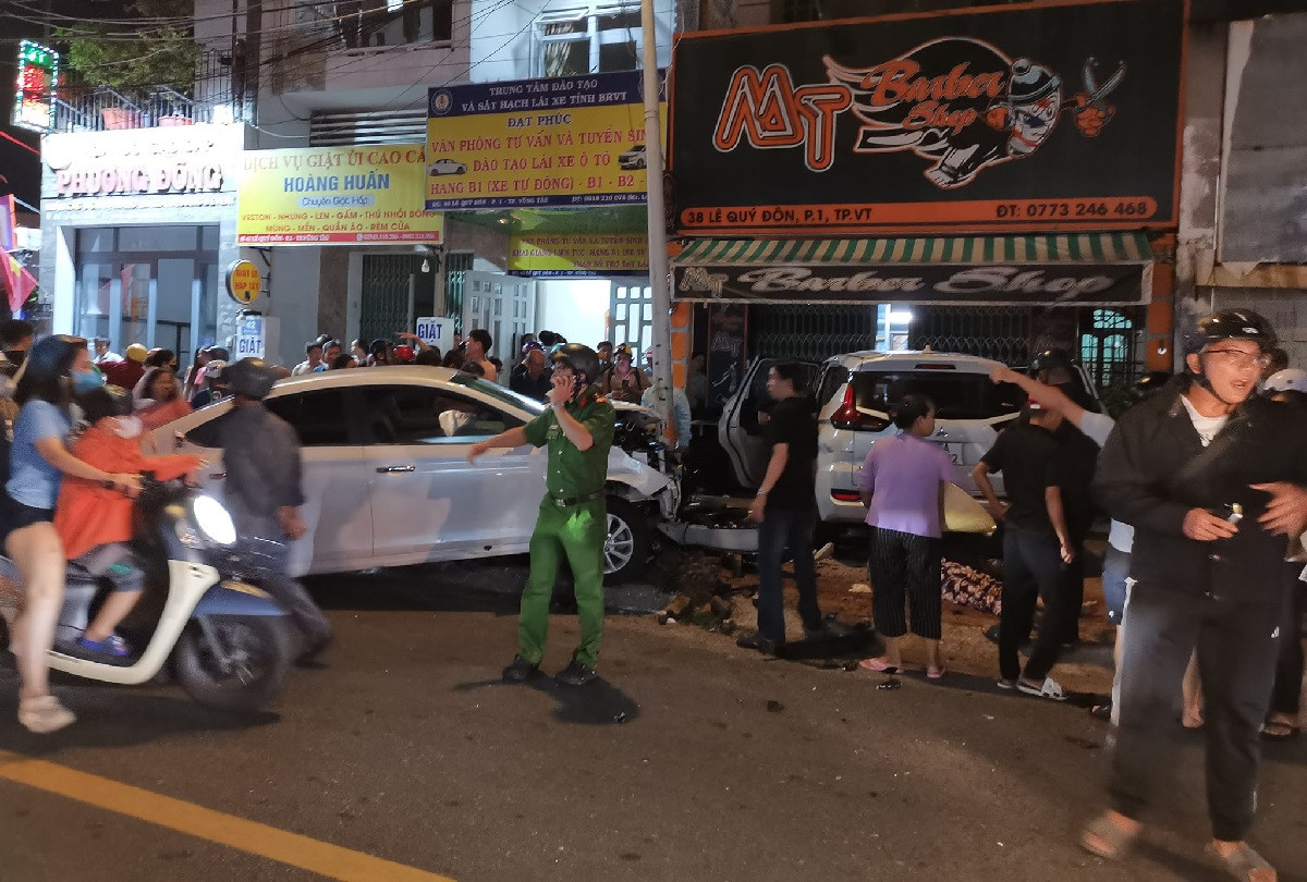 Ô tô con tông nhiều xe máy dừng đèn đỏ ở Vũng Tàu, 2 người tử vong 5.jpg