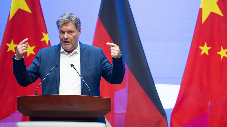 pho thu tuong duc do loi cho nga lam xau di moi quan he thuong mai voi trung quoc 221145612.jpg