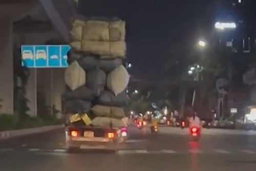 Tài xế ô tô chở hàng cồng kềnh cao 4,2 mét, vượt đèn đỏ ở Hà Nội