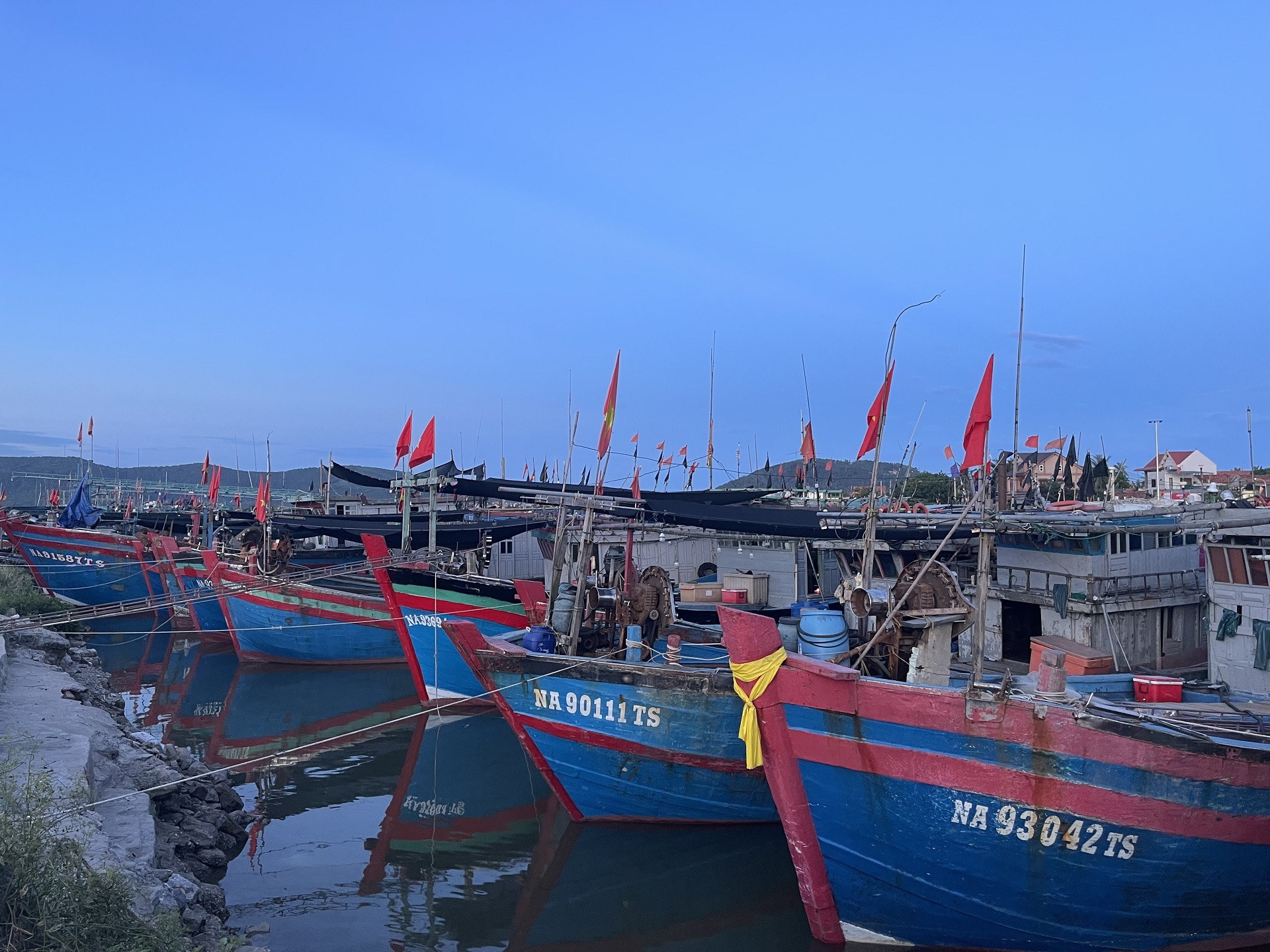 tàu neo đậu tại cảng cá Quỳnh Phương.jpg