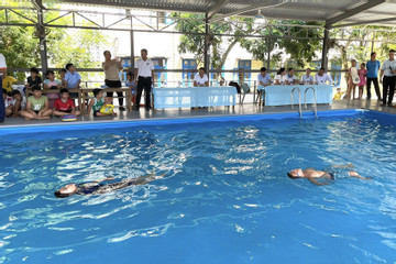 Thị xã nằm giữa 2 con sông lớn tổ chức khóa học bơi cho trẻ dịp hè