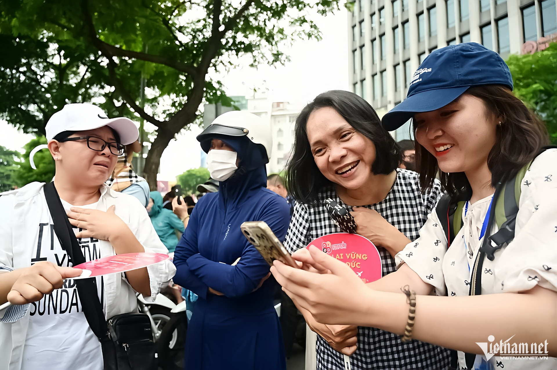 Thí sinh vỡ òa sau môn thi Ngữ văn mở màn kỳ thi tốt nghiệp