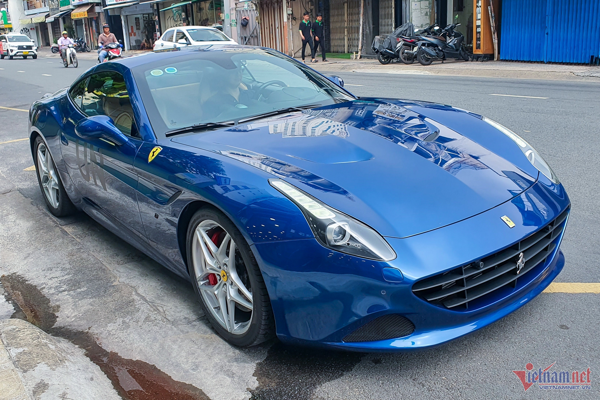 W-Ferrari California T Vietnamnet 8.jpg