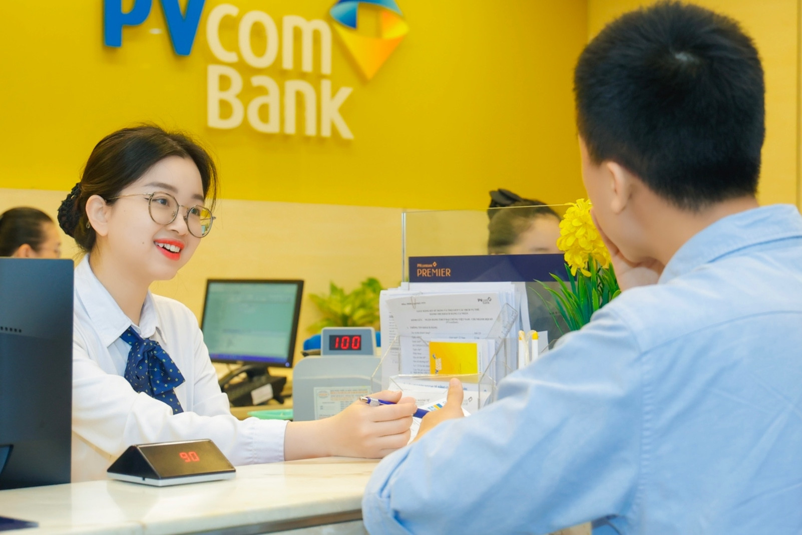 Những ai buộc phải ra ngân hàng nếu chuyển khoản trên 10 triệu đồng từ 1/7?