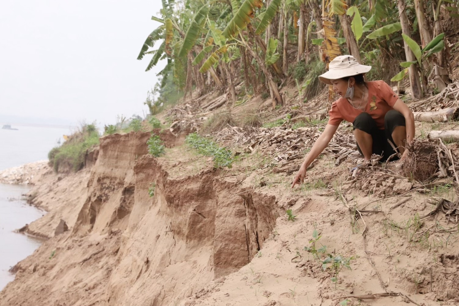 Bờ sông Đà sạt lở hàng trăm mét, nhiều hộ dân ở Phú Thọ đứng ngồi không yên