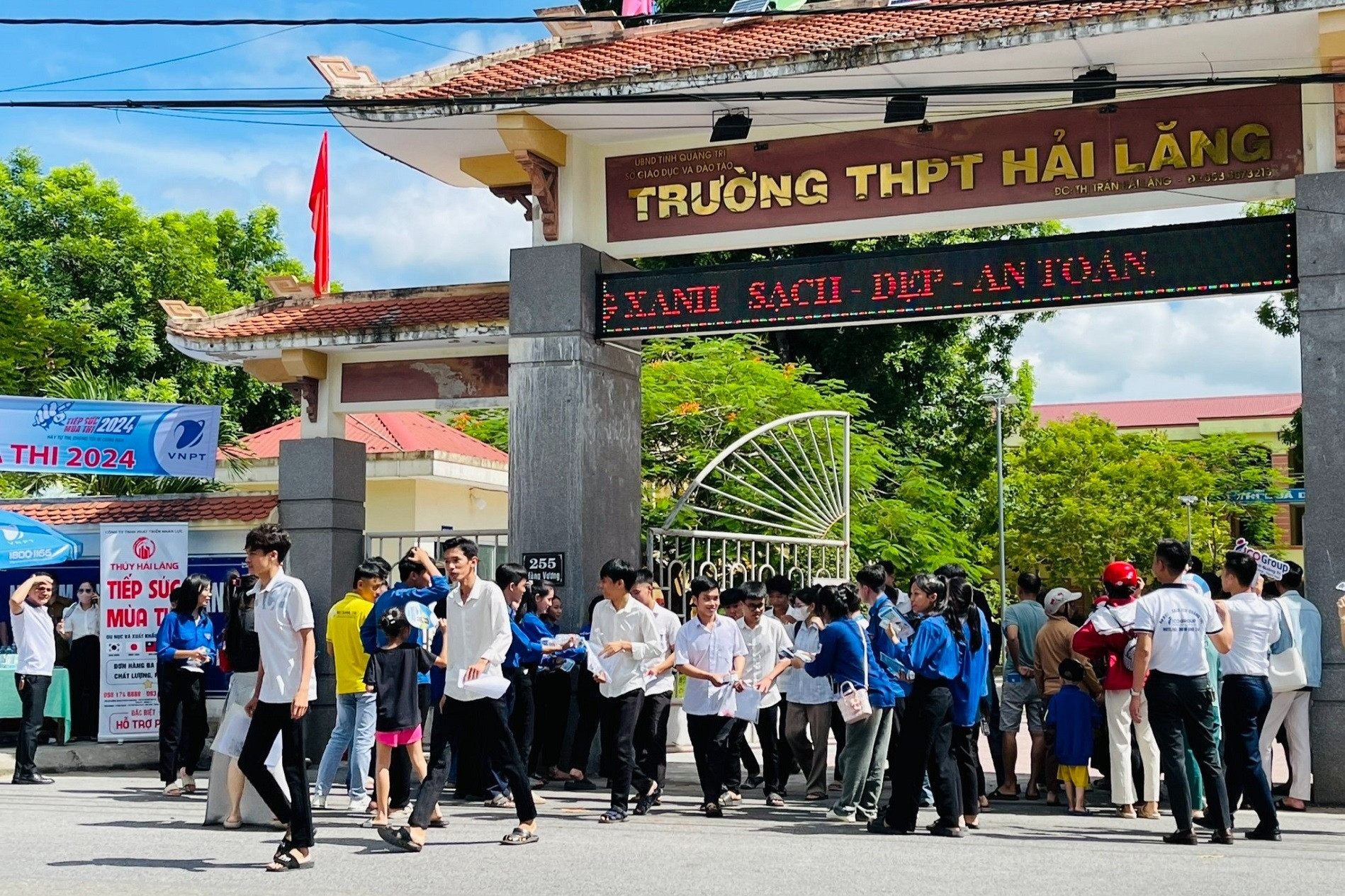 Giám đốc đi thi tốt nghiệp THPT ở tuổi 54: 'Cả gia đình ủng hộ tôi'