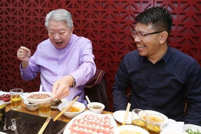 Nhà văn Chua Lam bán sạch nhà cửa, ở khách sạn, thuê 8 người phục vụ ảnh 8