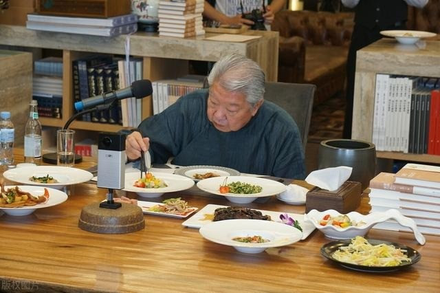 Nhà văn Chua Lam bán sạch nhà cửa, ở khách sạn, thuê 8 người phục vụ ảnh 7