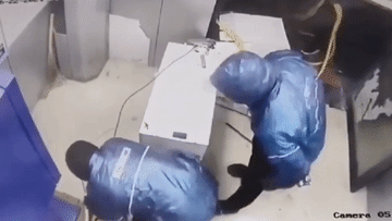 Nhóm người bịt mặt dùng ô tô kéo đổ cây ATM cướp tiền trong đêm