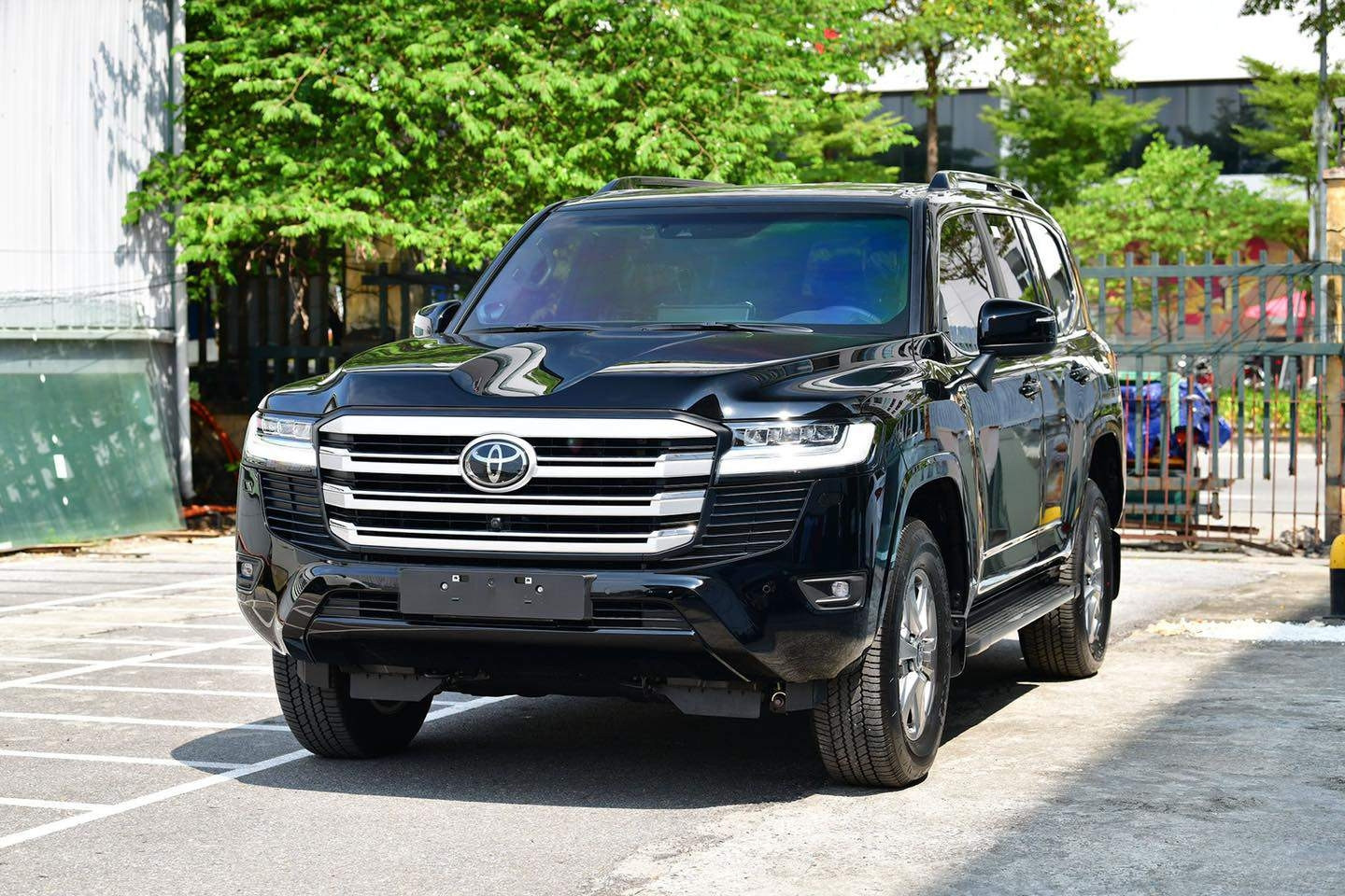 Toyota Land Cruiser chênh giá 600 triệu, có tiền cũng khó mua được