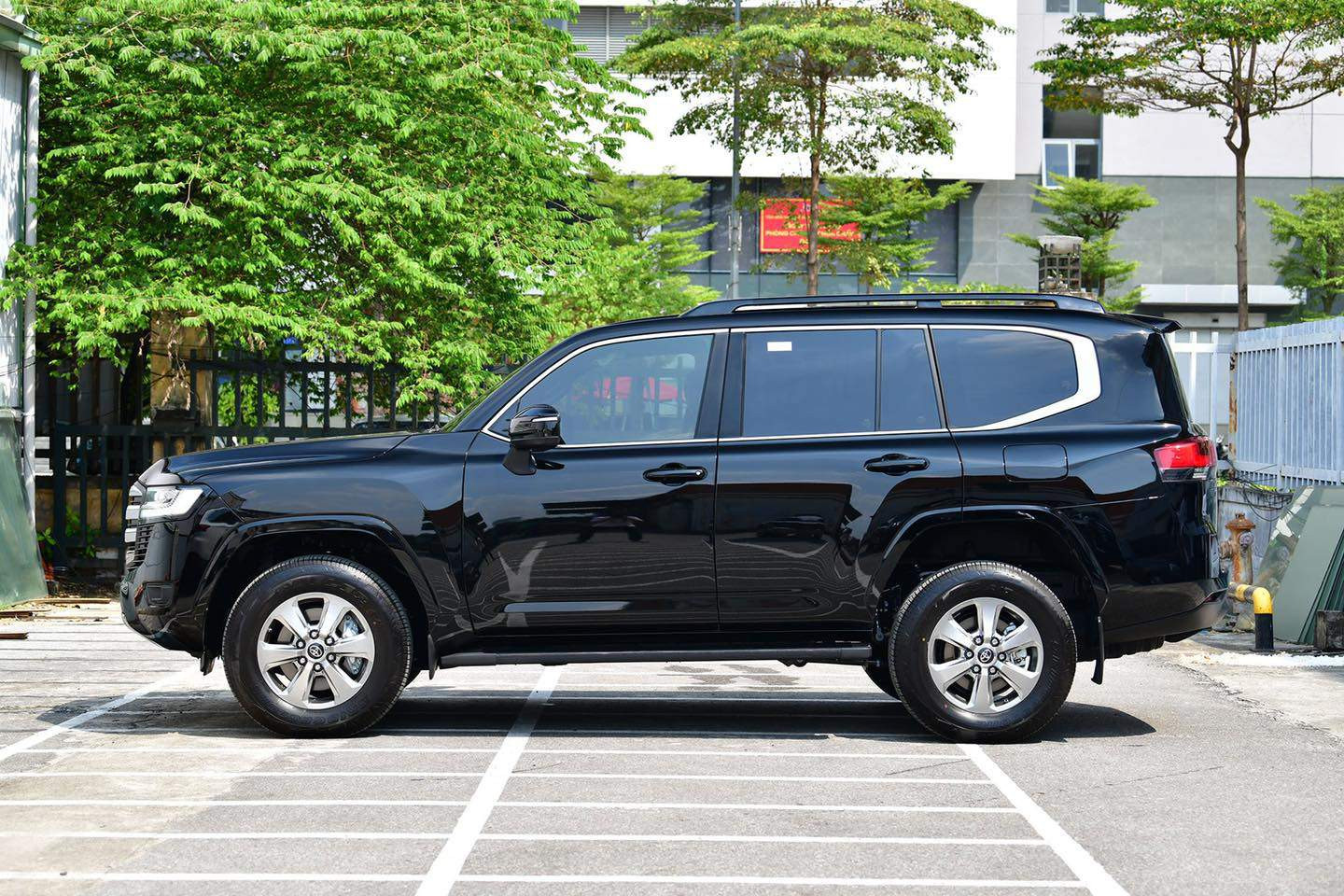 Toyota Land Cruiser LC300 2.jpg