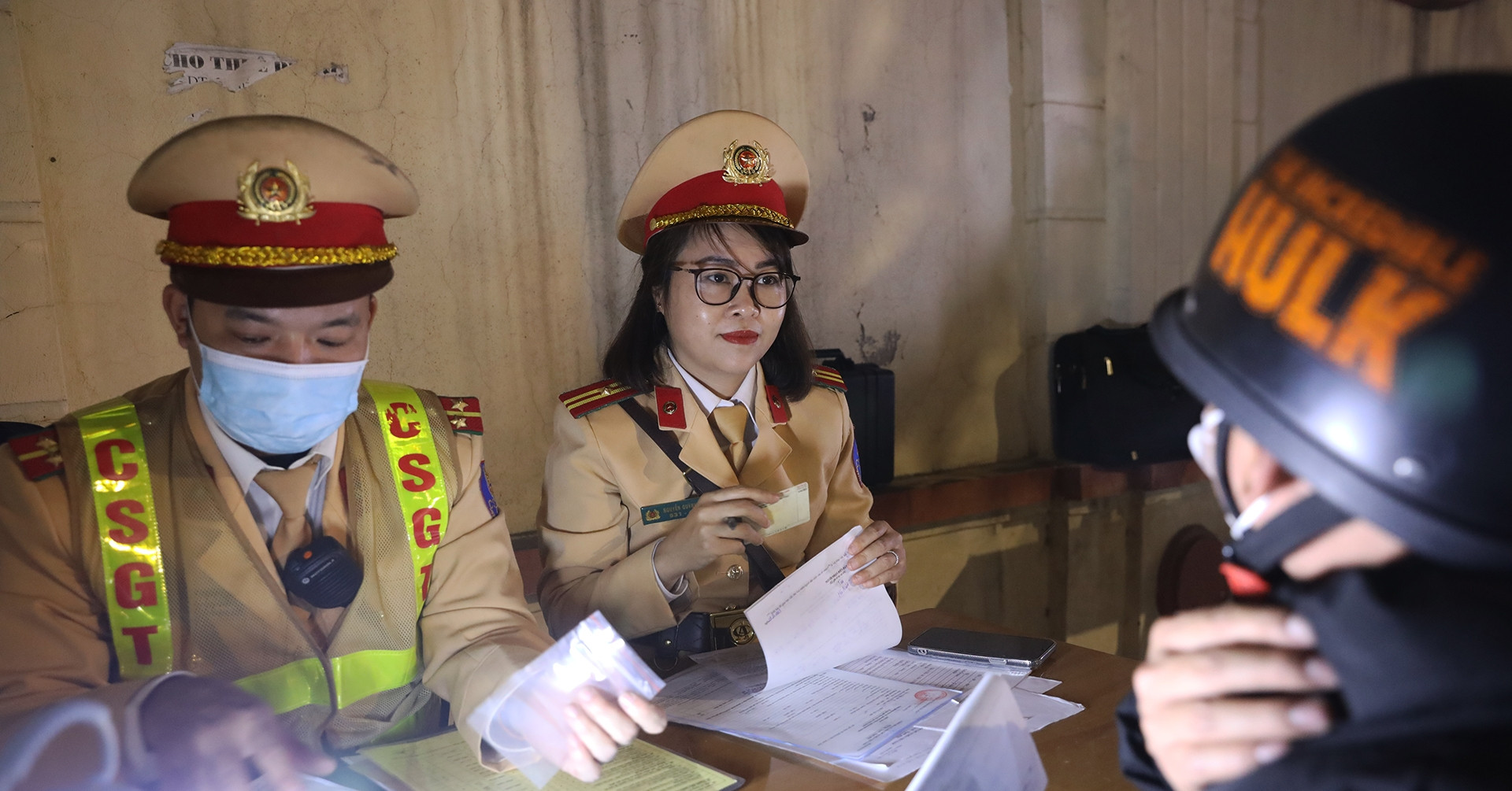 Từ 1/7, người dân được xuất trình giấy tờ liên quan đến người lái, xe qua VNeID