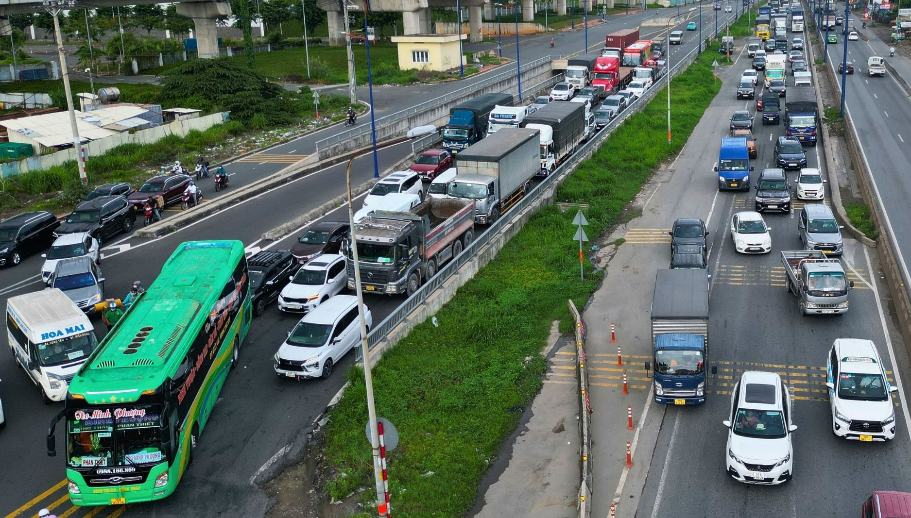 Cao tốc TPHCM - Long Thành bị đóng, ô tô 'rồng rắn' trên quốc lộ