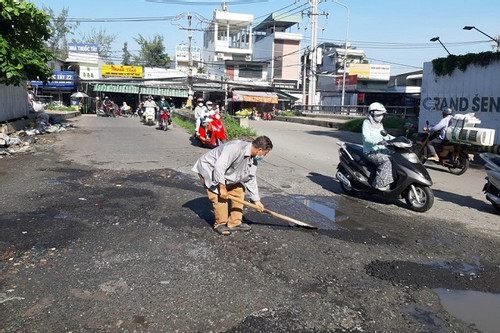 Hành động đẹp của bác lái xe ba gác trên con đường xuống cấp ở TPHCM