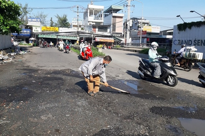 Hành động đẹp của bác lái xe ba gác trên con đường xuống cấp ở TPHCM