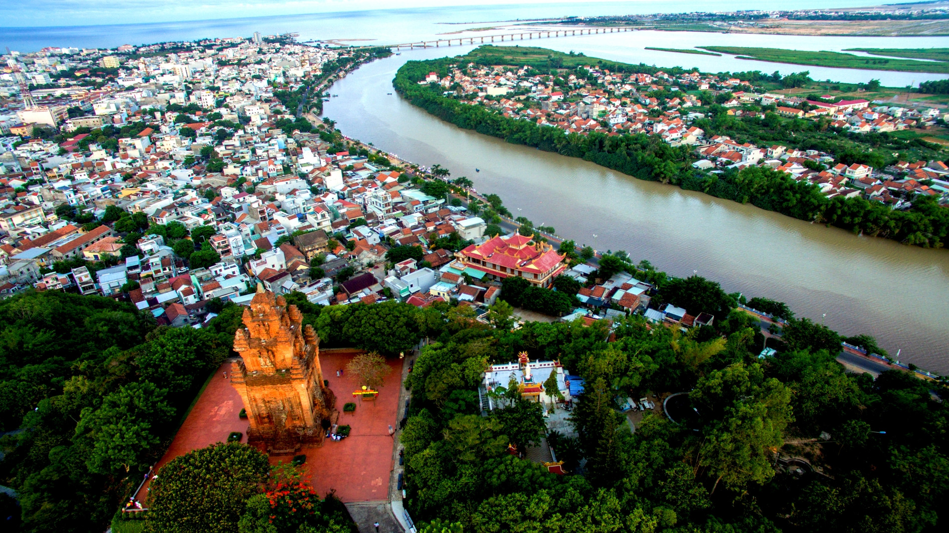 Thap Nhan va thanh pho Tuy Hoa ben song Ba.JPG