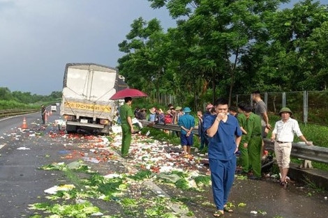 Xe khách va chạm với ô tô tải trên cao tốc Nội Bài - Lào Cai, 3 người bị thương