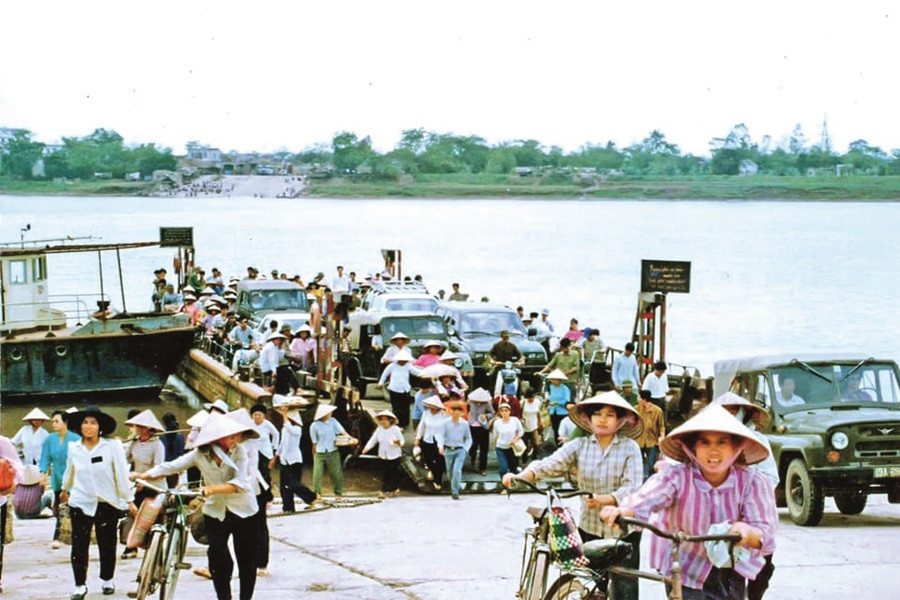 Bến phà Tân Đệ xưa.jpg