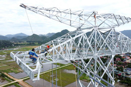 Cheo leo trên độ cao kéo đường dây 500kV mạch 3 qua Thanh Hóa
