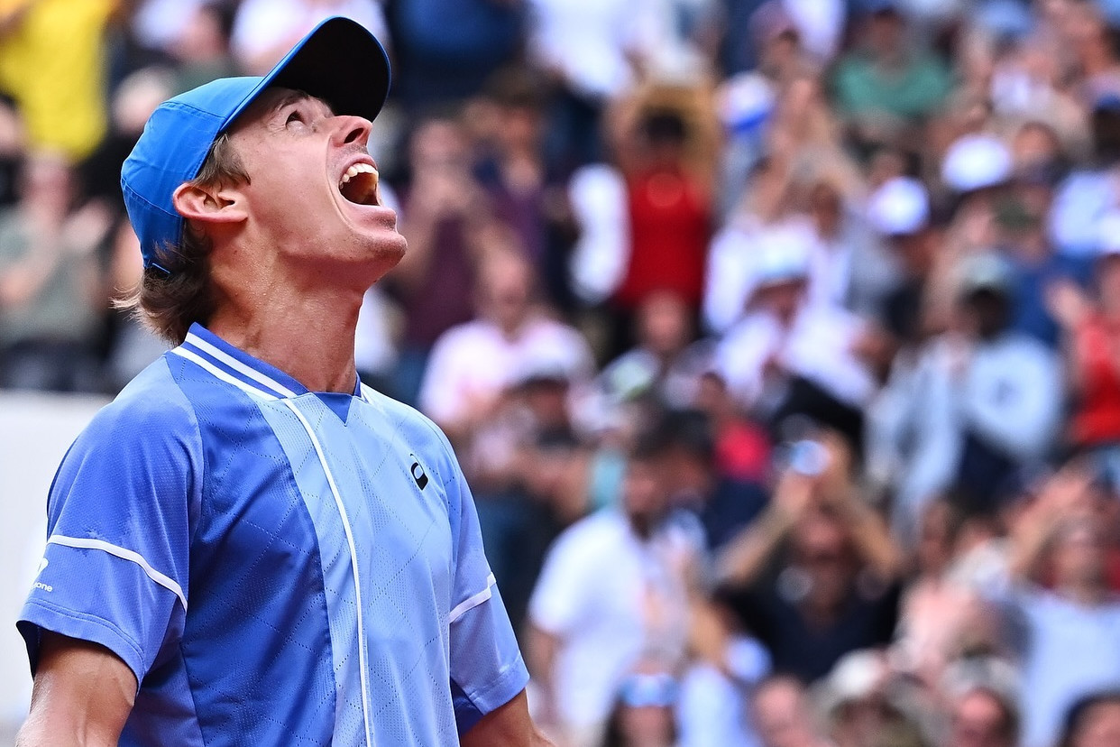 Daniil Medvedev bị Alex Minaur loại khỏi Roland Garros