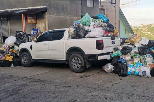 Đỗ sai quy định, Ford Ranger bị người dân chất đầy rác lên xe