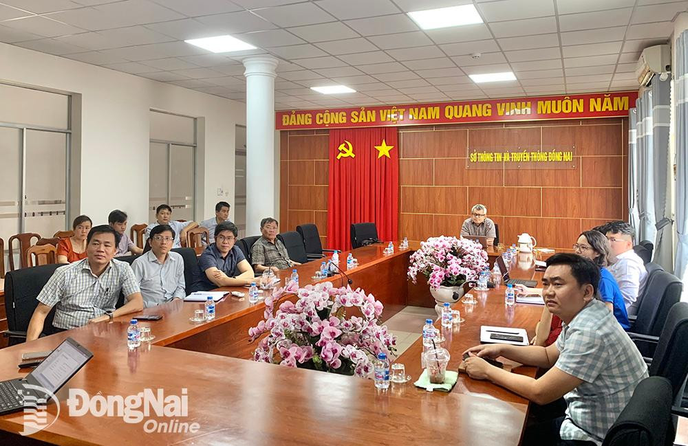 Lãnh đạo Sở Thông tin và truyền thông cùng các cán bộ, chuyên viên lắng nghe trao đổi tại hội nghị. Ảnh: CTV