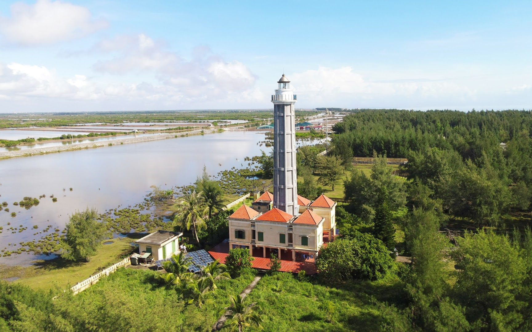 Hải đăng tại cửa Ba Lạt Nam Định   nơi gặp nhau giữa sông Hồng và biển Đông.jpg