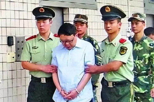 Hành trình sa ngã của quan lớn cảnh sát Trung Quốc mê gái trẻ, thích tiền ‘bẩn’