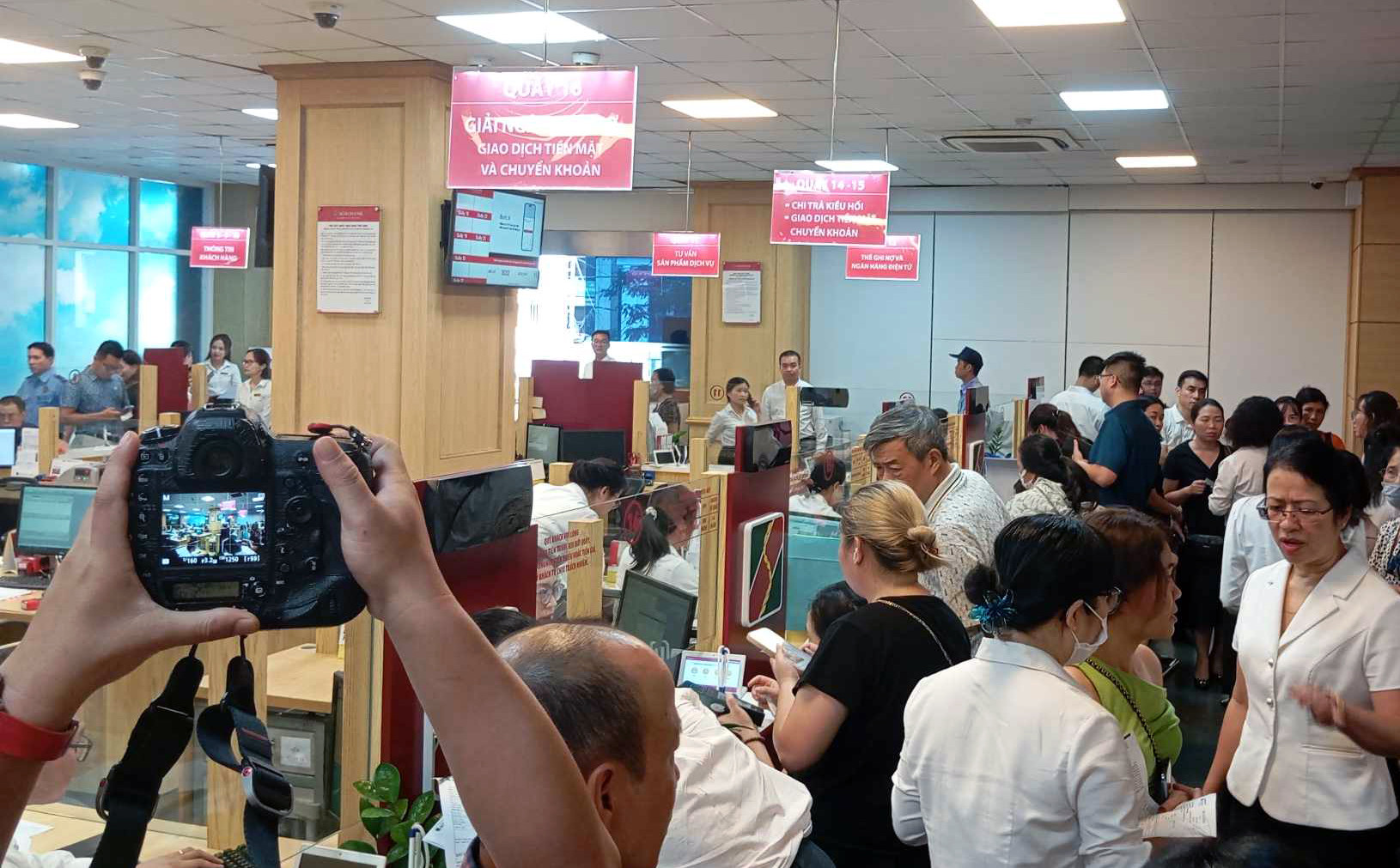 Đông nghịt người mua vàng tại các ngân hàng, giá bán ra chưa tới 80 triệu/lượng