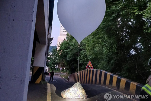 Triều Tiên dừng thả bóng bay chở rác, dọa đáp trả nếu Hàn Quốc rải truyền đơn