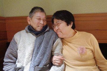 Vượt qua sự phản đối của gia đình, cặp đôi kết hôn ở tuổi 62