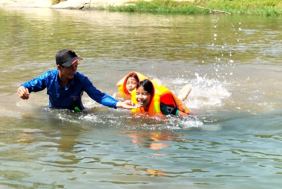 ảnh 5 dạy bơi cho trẻ em.jpg