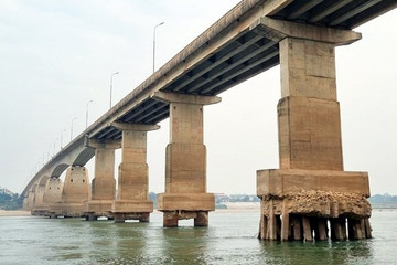 Sạt lở ăn sâu vào cột trụ cây cầu nối Hà Nội với Phú Thọ