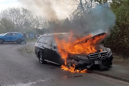 Xe sang Mercedes E350 bốc cháy khi vừa sửa lỗi xong, hãng từ chối bồi thường