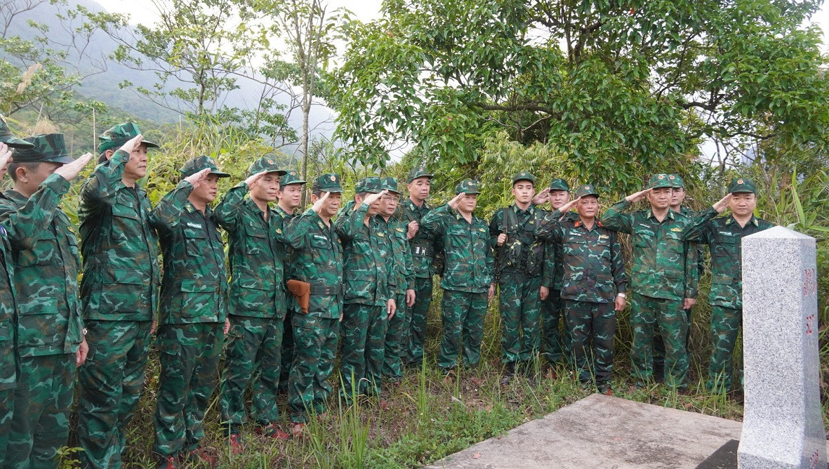 Ảnh 1: Đoàn công tác chào cột mốc quốc giới.