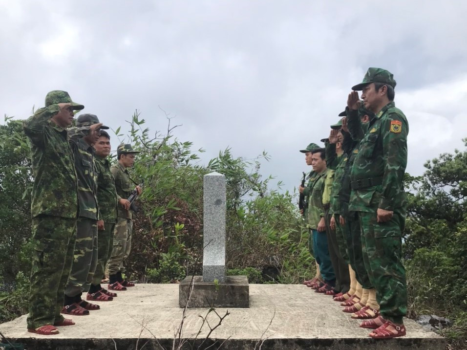 Ảnh 11: Lực lượng bảo vệ biên giới hai tỉnh làm lễ chào, kết thúc chuyến tuần tra song phương mang lại kết quả cao.