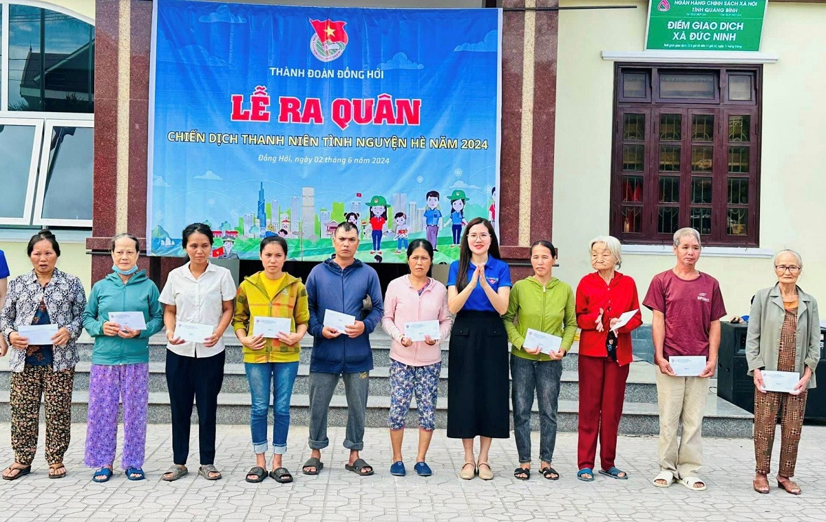 Ảnh 11: Tặng quà cho các hoàn cảnh khó khăn.