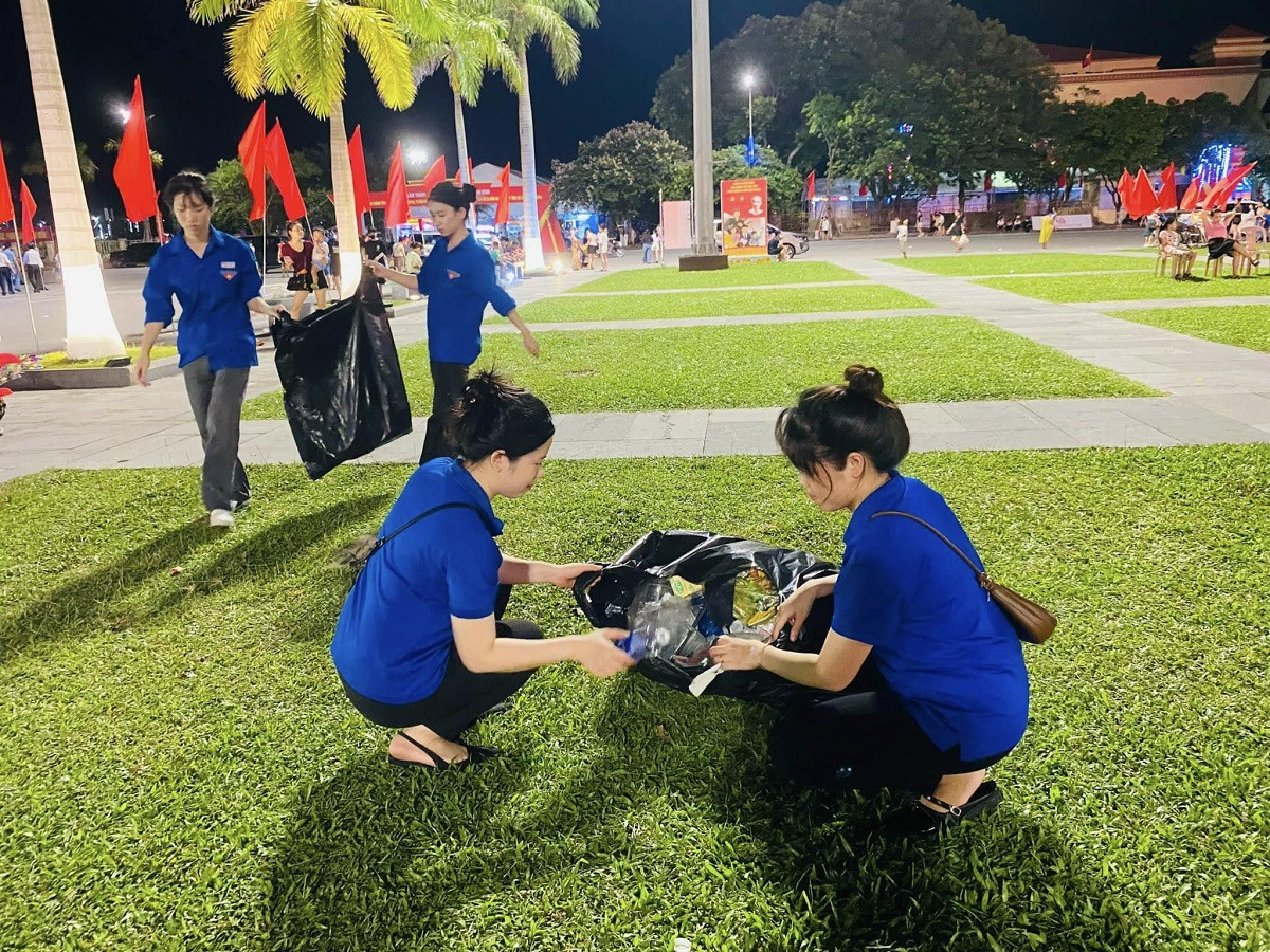 Ảnh 12: Sau Lễ kỷ niệm 420 năm hình thành tỉnh Quảng Bình, đoàn viên thanh niên dọn dẹp vệ sinh tại Quảng trường Hồ Chí Minh, thành phố Đồng Hới.
