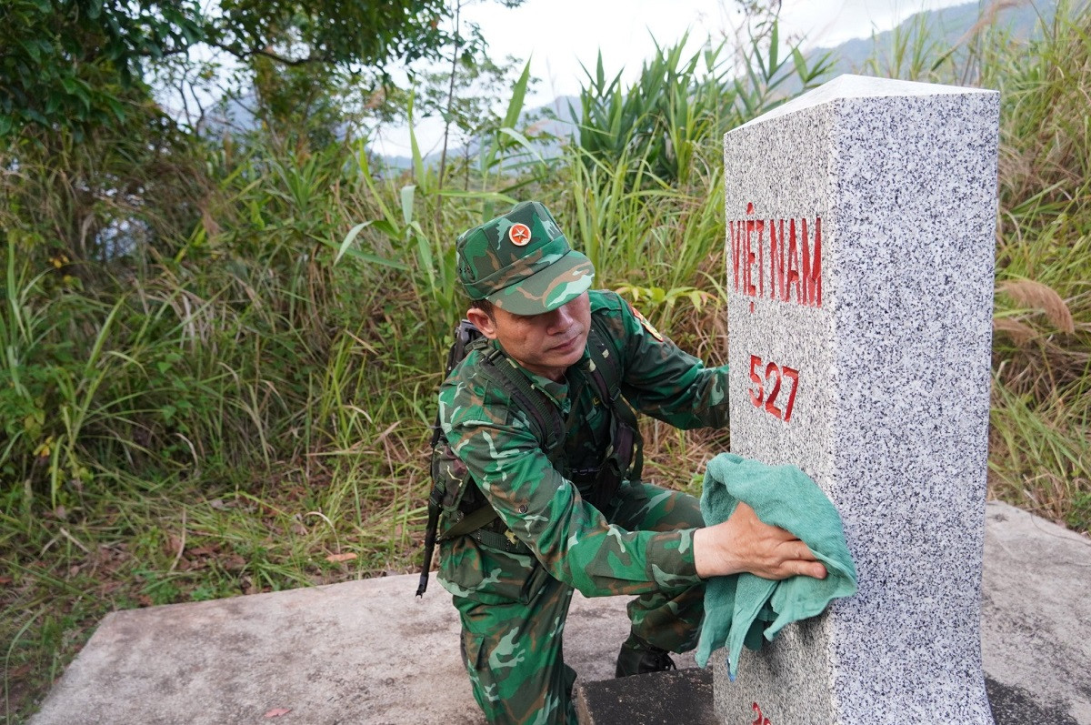 Ảnh 2: Lau chùi cột mốc quốc giới 527.