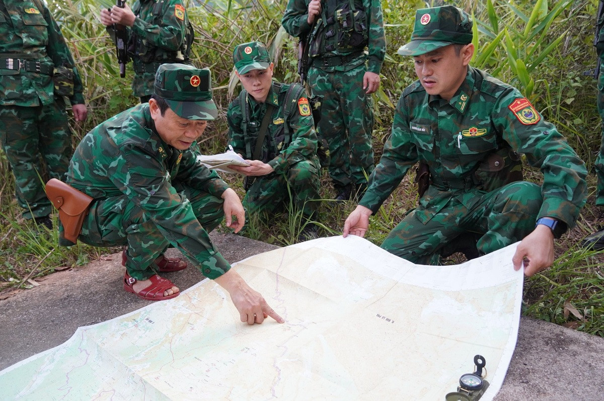 Ảnh 3: Đại tá Trịnh Thanh Bình, Chỉ huy trưởng Bộ Chỉ huy Bộ đội Biên phòng tỉnh và cán bộ Đồn Biên phòng cửa khẩu quốc tế Cha Lo kiểm tra hiện trạng mốc 527.