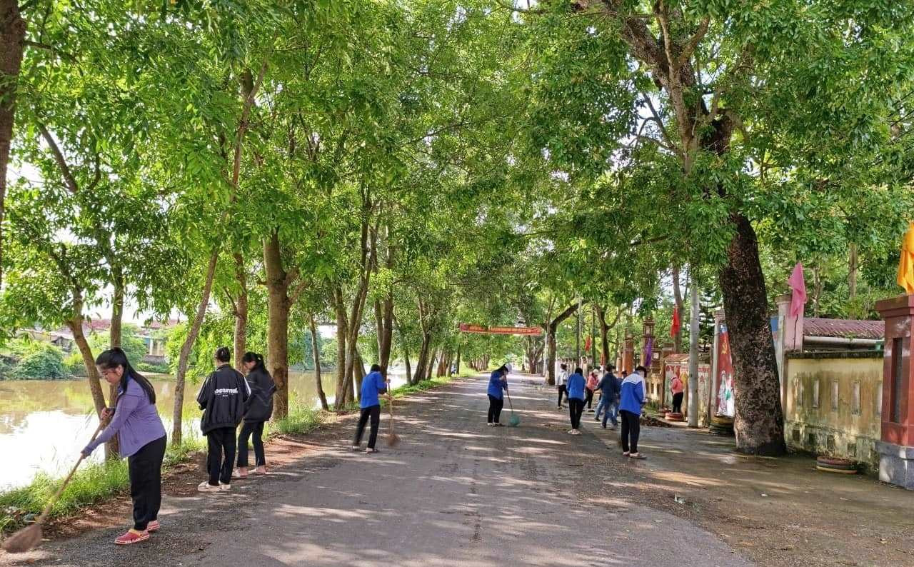 Ảnh 3: Nhiều hoạt động như vệ sinh môi trường.