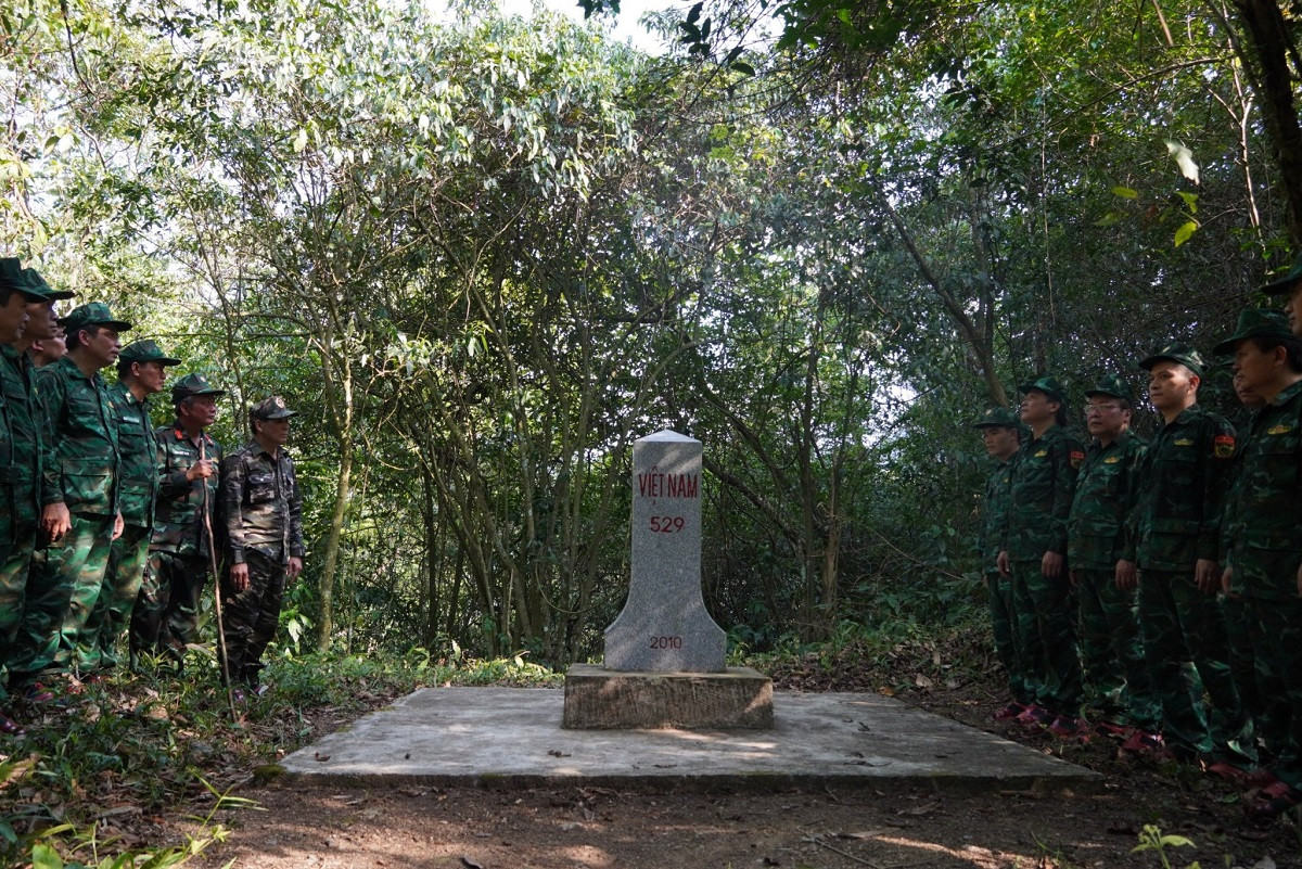 Ảnh 4: Mốc 529 là mốc đơn, cỡ trung, làm bằng đá hoa cương, cắm trên sống núi, tại điểm có độ cao 734,08m.