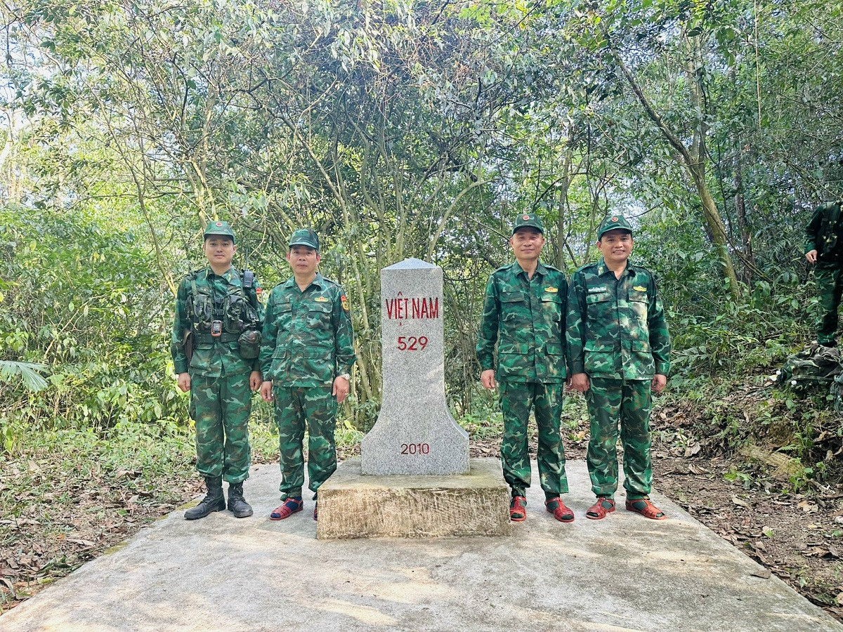 Ảnh 5: Lãnh đạo huyện Minh Hoá bên cột mốc 529, đây là lần đầu tiên công tác phối hợp tuần tra thực hiện ở cấp huyện.