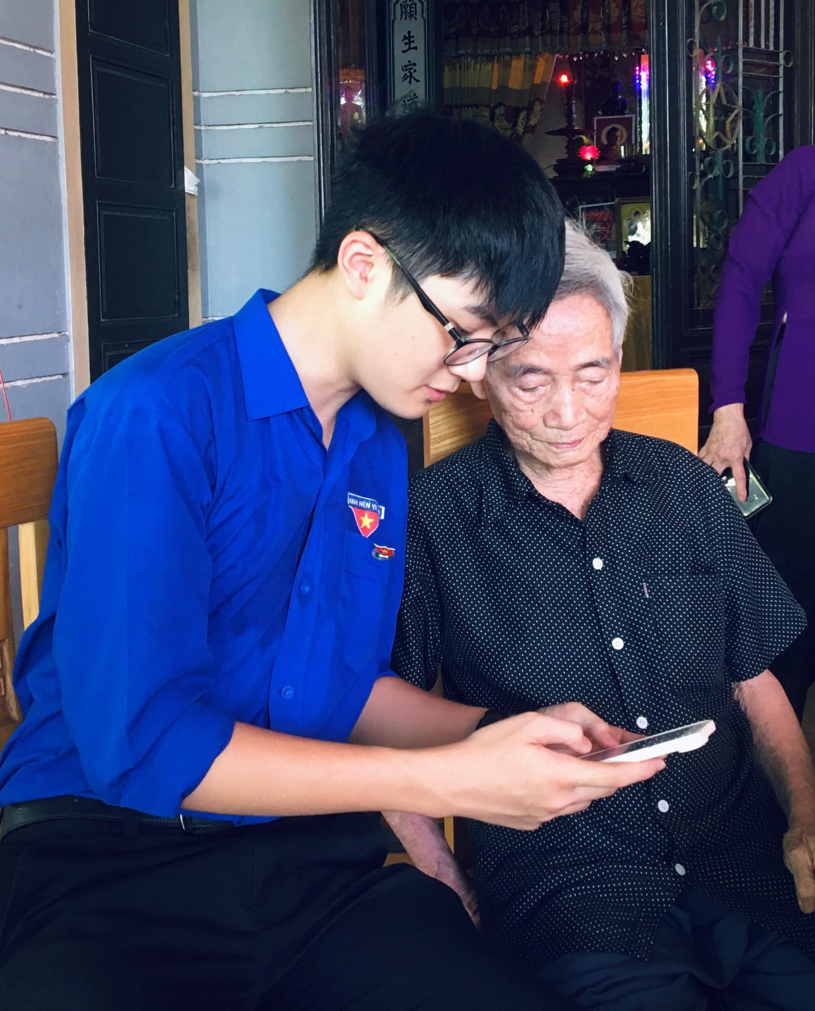 Ảnh 5: Thực hiện chuyển đổi số cho người dân.