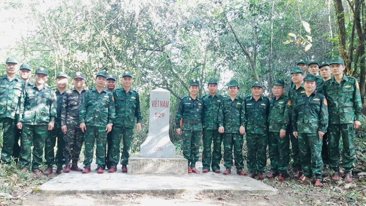 Ảnh 6: Đoàn công tác chụp ảnh lưu niệm bên cột mốc 529.